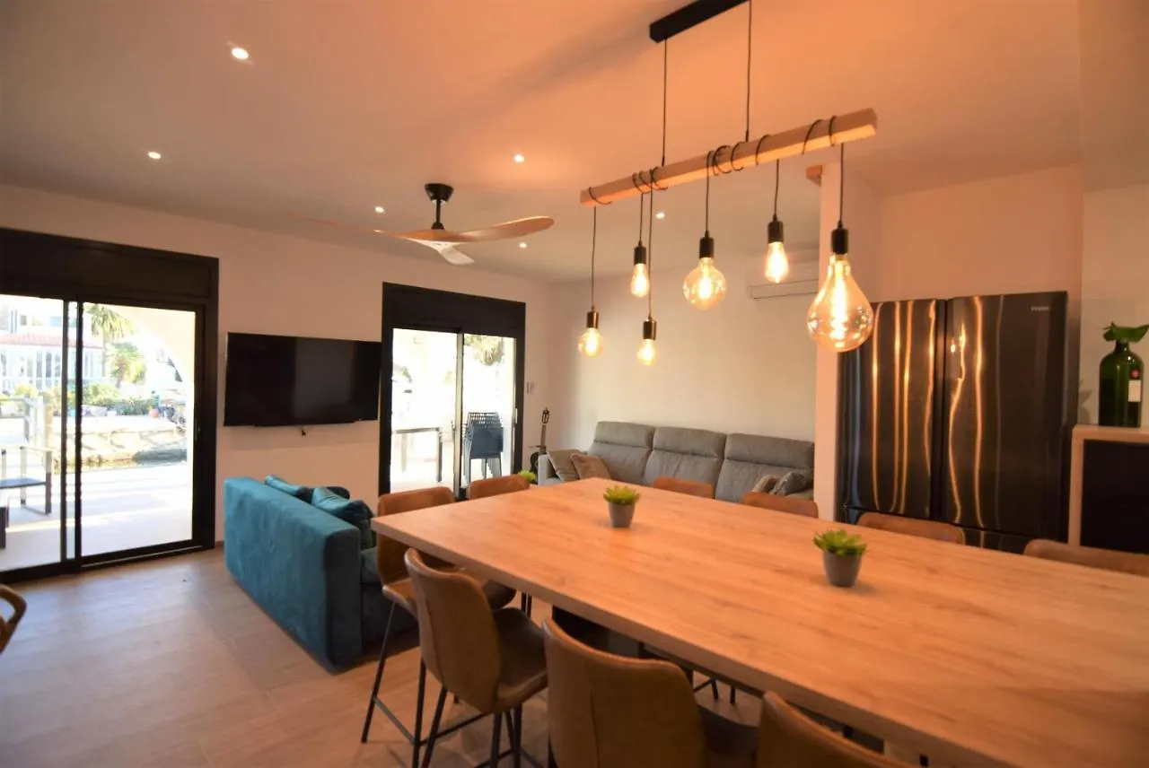 Holiday home 399-Casa Moderna Con Amarre 14M Y Piscina Privada Villa Empuriabrava