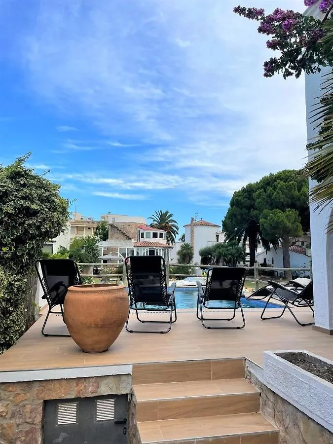 Holiday home 399-Casa Moderna Con Amarre 14M Y Piscina Privada Villa Empuriabrava Spain