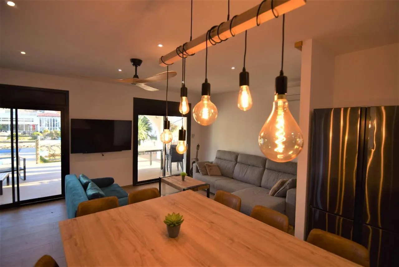 Holiday home 399-Casa Moderna Con Amarre 14M Y Piscina Privada Villa Empuriabrava Spain