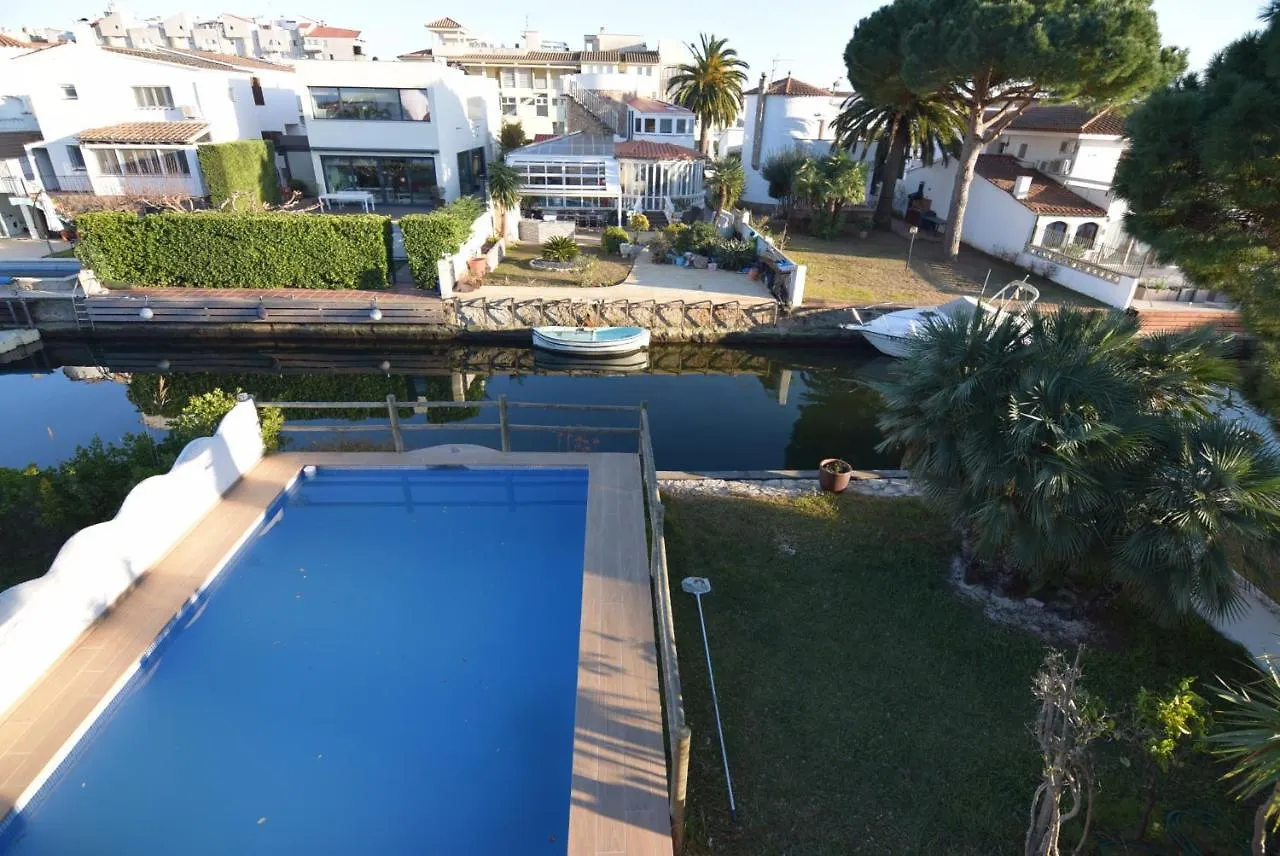 Holiday home 399-Casa Moderna Con Amarre 14M Y Piscina Privada Villa Empuriabrava