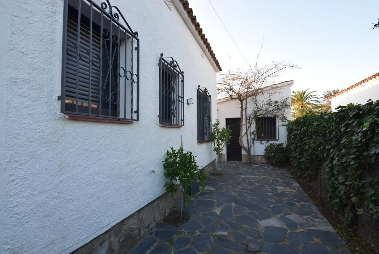Holiday home 399-Casa Moderna Con Amarre 14M Y Piscina Privada Villa Empuriabrava