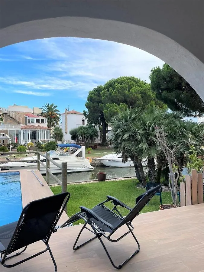 Holiday home 399-Casa Moderna Con Amarre 14M Y Piscina Privada Villa Empuriabrava